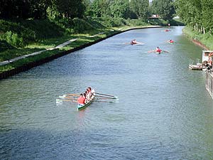 Canoés concourant sur le canal de Vaires - © Norbert Pousseur