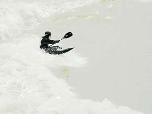 Kayak au barrage de Noisiel - © Norbert Pousseur