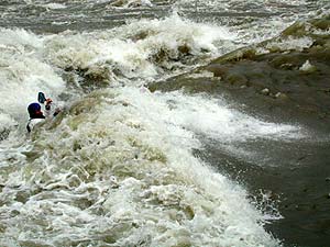 Kayak submergé dans les vagues du barrage de Noisiel - © Norbert Pousseur