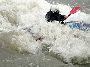 Pagayant dans les vagues du barrage de Noisiel - © Norbert Pousseur