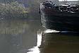 Proue de péniche vide passant devant Vaires - © Norbert Pousseur