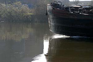 Proue de péniche vide passant devant Vaires - © Norbert Pousseur