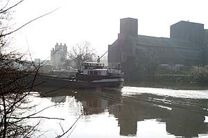 Péniche devant ancienne meunerie de St Thibault des Vignes - © Norbert Pousseur