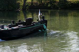 Proue de péniche chargée vers l'écluse de Vaires - © Norbert Pousseur