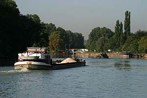 Péniches devant  l'écluse de Vaires - © Norbert Pousseur