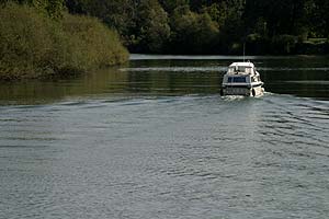 Yacht à hauteur des sablières de Jablines - © Norbert Pousseur