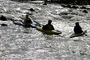 Kayaks remontant le flot sous le barrage de Noisiel - © Norbert Pousseur