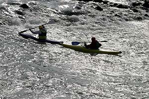 Deux kayaks sous le barrage de Noisiel - © Norbert Pousseur