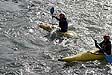 Deux Kayaks se remettant en position dans les turbulences du barrage de Noisiel