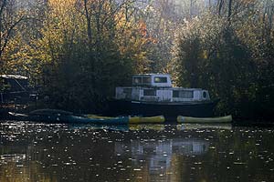 Péniche d'habitation sur rive de Noisiel