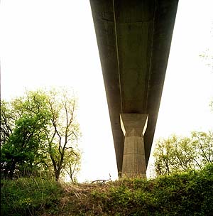 Pylône et voie de TGV  au-dessus du canal de Chalifert - © Norbert Pousseur