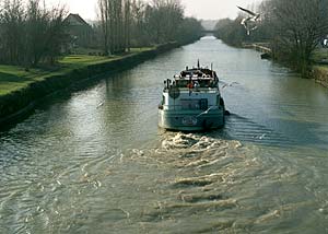 Péniche sur le canal de Vaires à  Neuilly sur Marne - © Norbert Pousseur