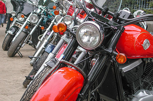 Motos en parking - © Norbert Pousseur