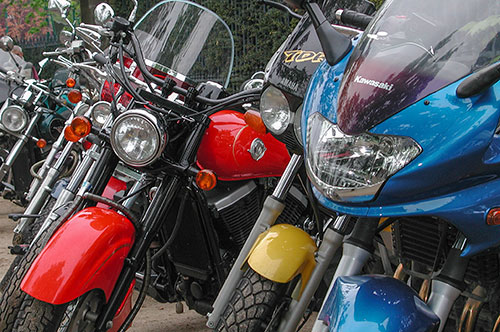 Motos en parking - © Norbert Pousseur