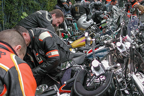 Motos en parking - © Norbert Pousseur