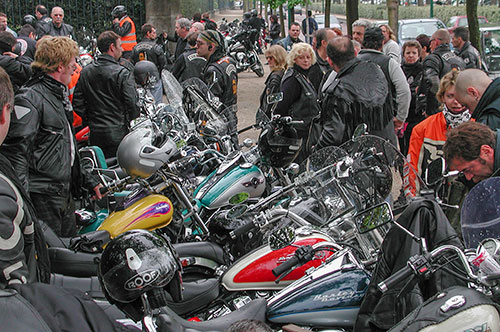 Motos en parking - © Norbert Pousseur