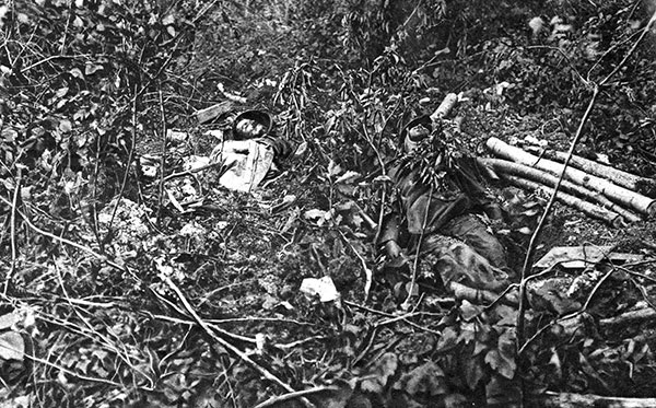 Soldiers' corpse - photo 'Le Miroir', Great War - reproduction © Norbert Pousseur