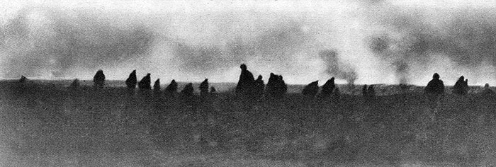 Soldiers' silhouettes in Verdun - photo 'Le Miroir', Great War - reproduction © Norbert Pousseur