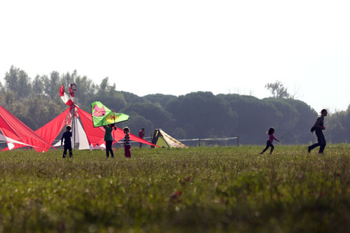 Children playing the kite - © Norbert Pousseur