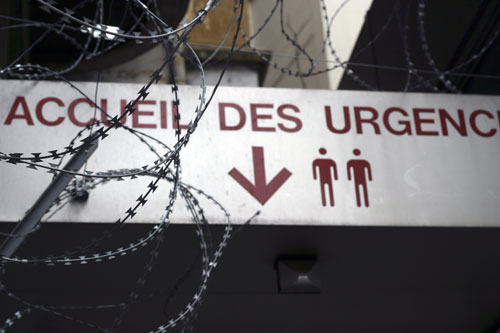 Barbed wires cutting in front of a hospital - © Norbert Pousseur