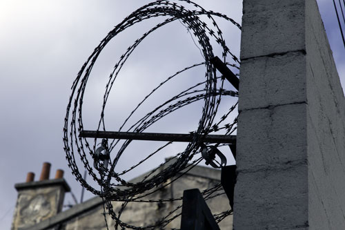 Barbed wires cutting in front of access of garage - © Norbert Pousseur