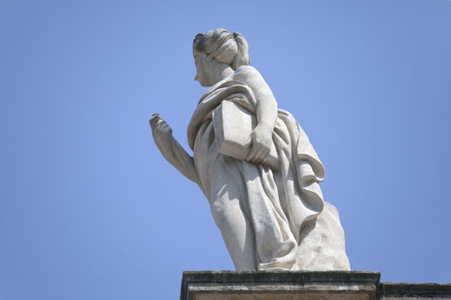 Feminine statue  wearing a big book of laws - © Norbert Pousseur