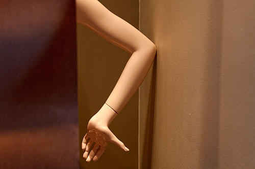 Model's arm in the front window - © Norbert Pousseur
