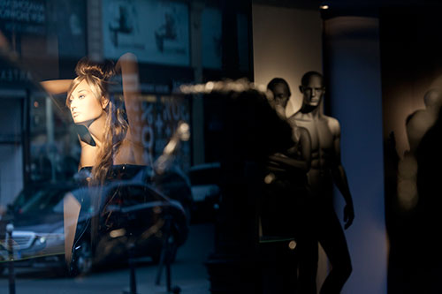 The sophisticated Woman in the shop window - © Norbert Pousseur