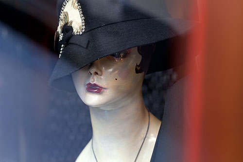 Woman with a hat and a red eye - © Norbert Pousseur