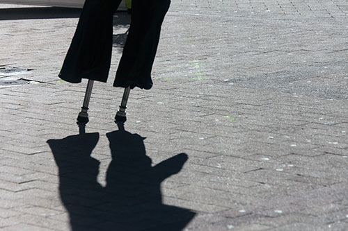 Stilts moving forward on the street - © Norbert Pousseur