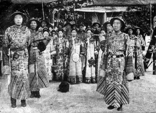 Imperial family surrounded with eunuches - © Norbert Pousseur