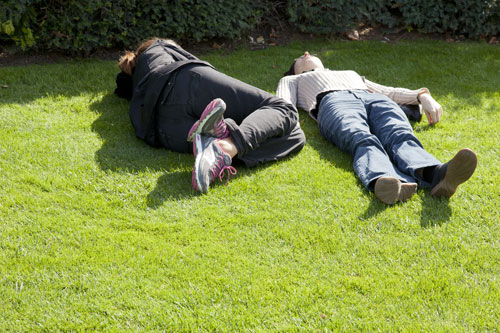 Couple of friends on the grass - © Norbert Pousseur