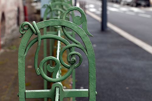 Railings giving onto the street, with its volutes - © Norbert Pousseur