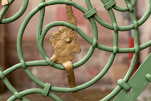 Golden face of wrought iron in the long run beard - © Norbert Pousseur