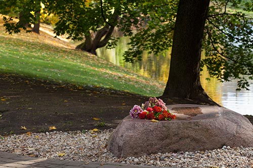 Commemorative stone in Riga - © Norbert Pousseur