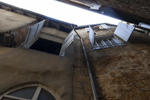 Windows in very narrow alley - Sarlat - © Norbert Pousseur