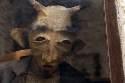 Devil's head in shop window - Sarlat - © Norbert Pousseur
