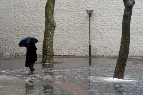 Crossing of snowy square - © Norbert Pousseur