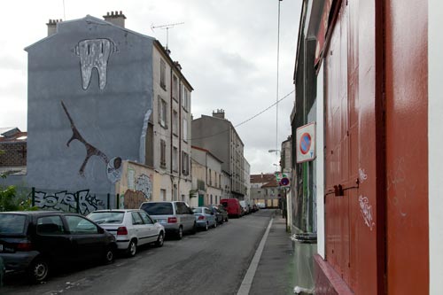 Tooth on wall - © Norbert Pousseur