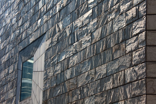 Wall in stony pavement - © Norbert Pousseur