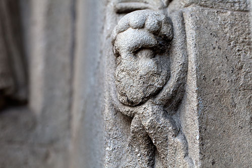 Worn head  by centuries in Zurich - © Norbert Pousseur