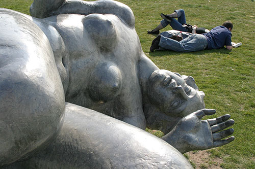 Statue féminine couchée sur la pelouse d'un parc - © Norbert Pousseur