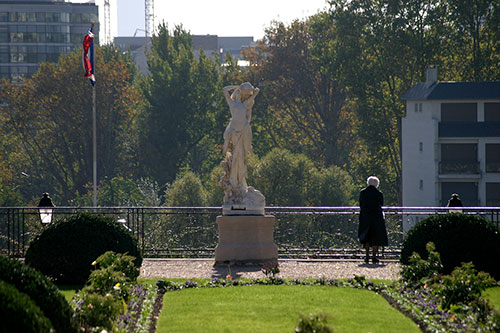 Vieille dame près d'une statue de couple amoureux - © Norbert Pousseur