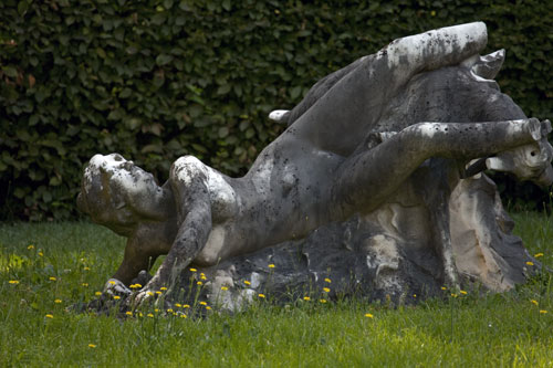 Statue renversée sur le gazon - © Norbert Pousseur