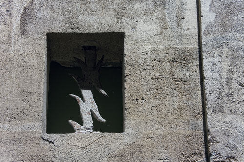 Mur et fenêtre sombres - © Norbert Pousseur