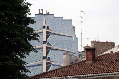 Canoé peint sur façade - © Norbert Pousseur