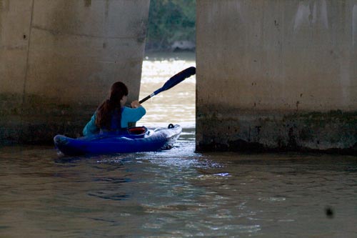 Canoé sous un pont - © Norbert Pousseur