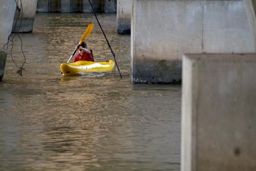 Louvoyant sous un pont - © Norbert Pousseur