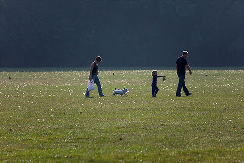 Couple avec enfant partant d'un d'un parc - © Norbert Pousseur