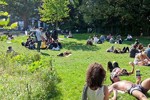 Foule dans un parc parisien - © Norbert Pousseur